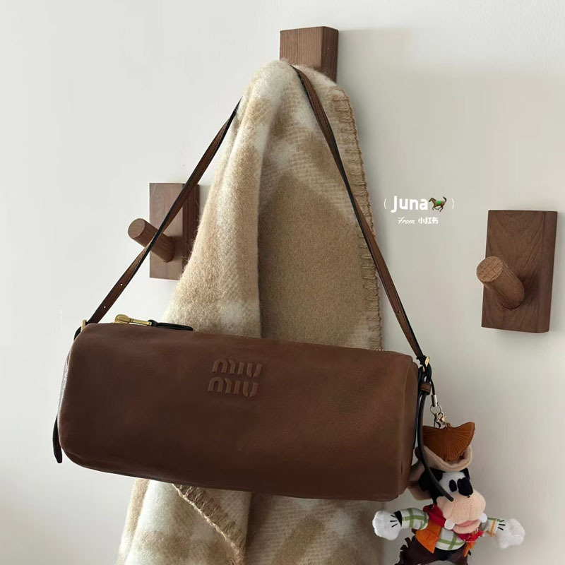 miu ペンホルダーバッグ シンプル 小型 円筒バッグ 手持ち レディースバッグ ショルダーバッグ 大容量 軽量バッグ ペンシルバッグ 脇バッグ|undefined