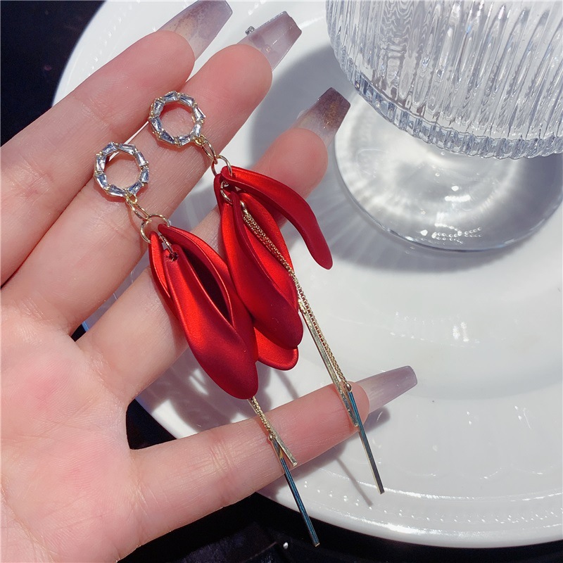 2024 Pendientes de borla de moda de nuevo estilo Pendientes largos de temperamento Pendientes de pétalo de espiga de circón con incrustaciones de súper hadas