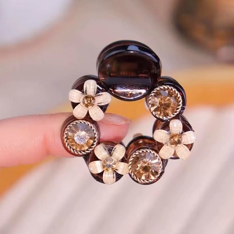 Temperamento diamante de perla clip para mujeres 2025 nuevo clip de tiburón pequeño clip de cabello detrás de la cabeza medio clip de cabello tocado