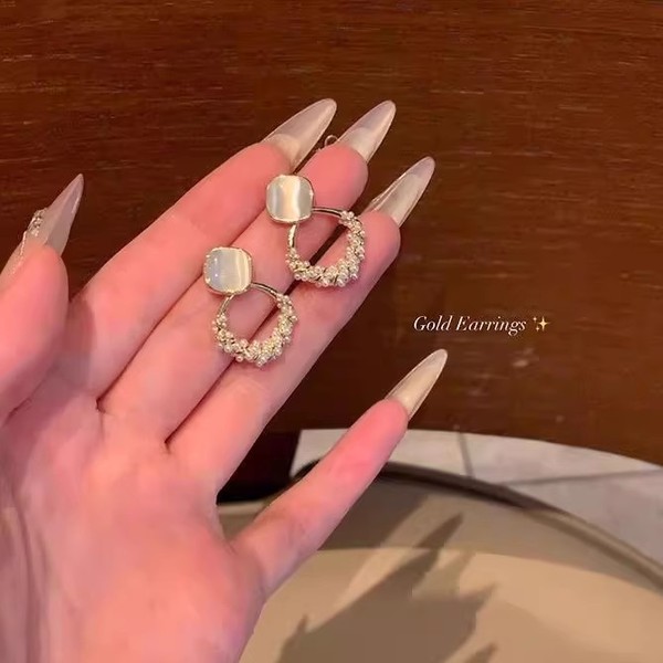 Golden elegant retro earrings from pearl