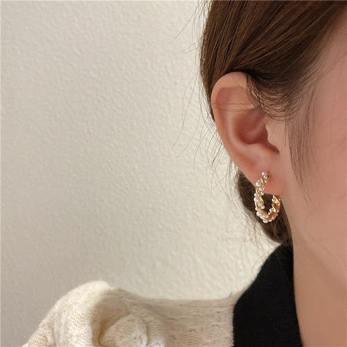 Korean style Dongdaemun temperament pearl earrings S925 silver needle ladylike temperament fashion small fresh spiral round earrings