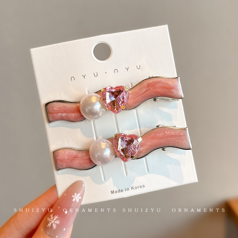 Sweet Cool Metal Hairpin Mujeres 2025 nuevo estilo de alto nivel frente fresa cabello cortado oreja lateral clips adornamiento para el cabello