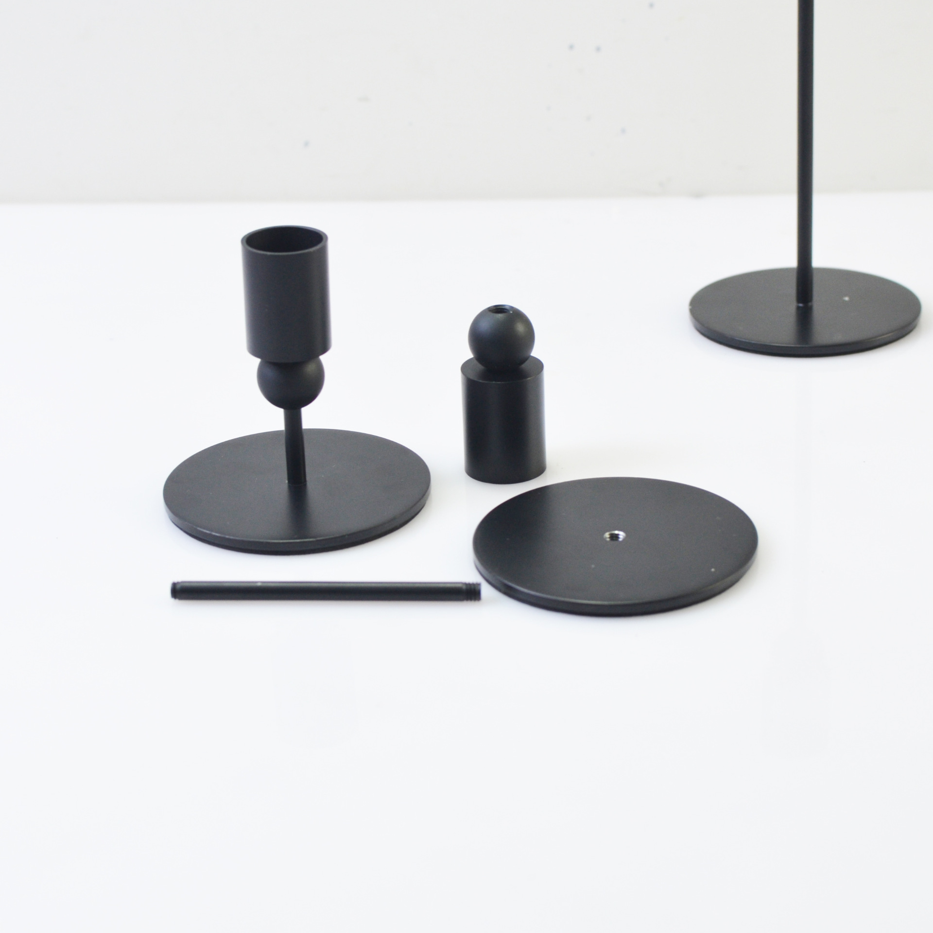 Nordic bola de hierro decorativo titular de la vela de tres piezas conjunto simple candelabro Negro occidental de una sola cabeza decoración candelabro transfronterizo