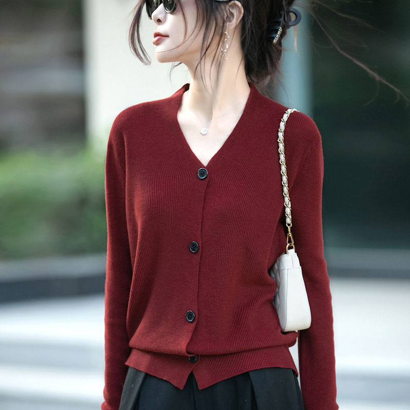 2025年秋冬新款羊毛V领针织开衫长袖女纯色宽松气质百搭上衣