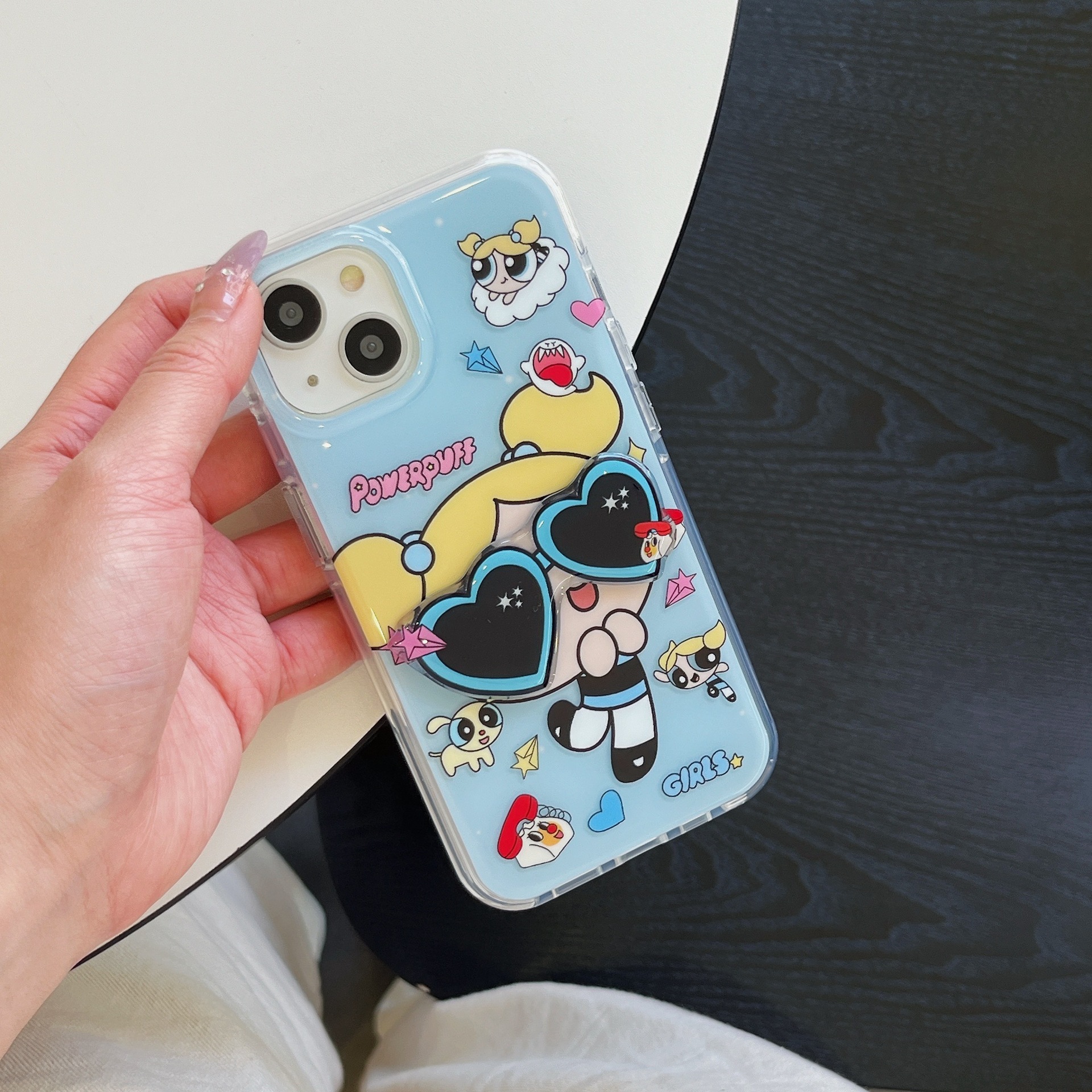 Divertida chica de dibujos animados usando iPhone16ProMax gafas estéreo 15 Apple 14 funda para teléfono 13 nuevo 16