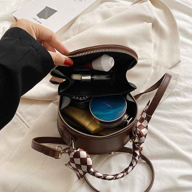 틈새 디자인 라운드 크로스 바디 백 2024 새로운 패션 세련된 휴대용 어깨 올 매치 유행 어깨 크로스 백