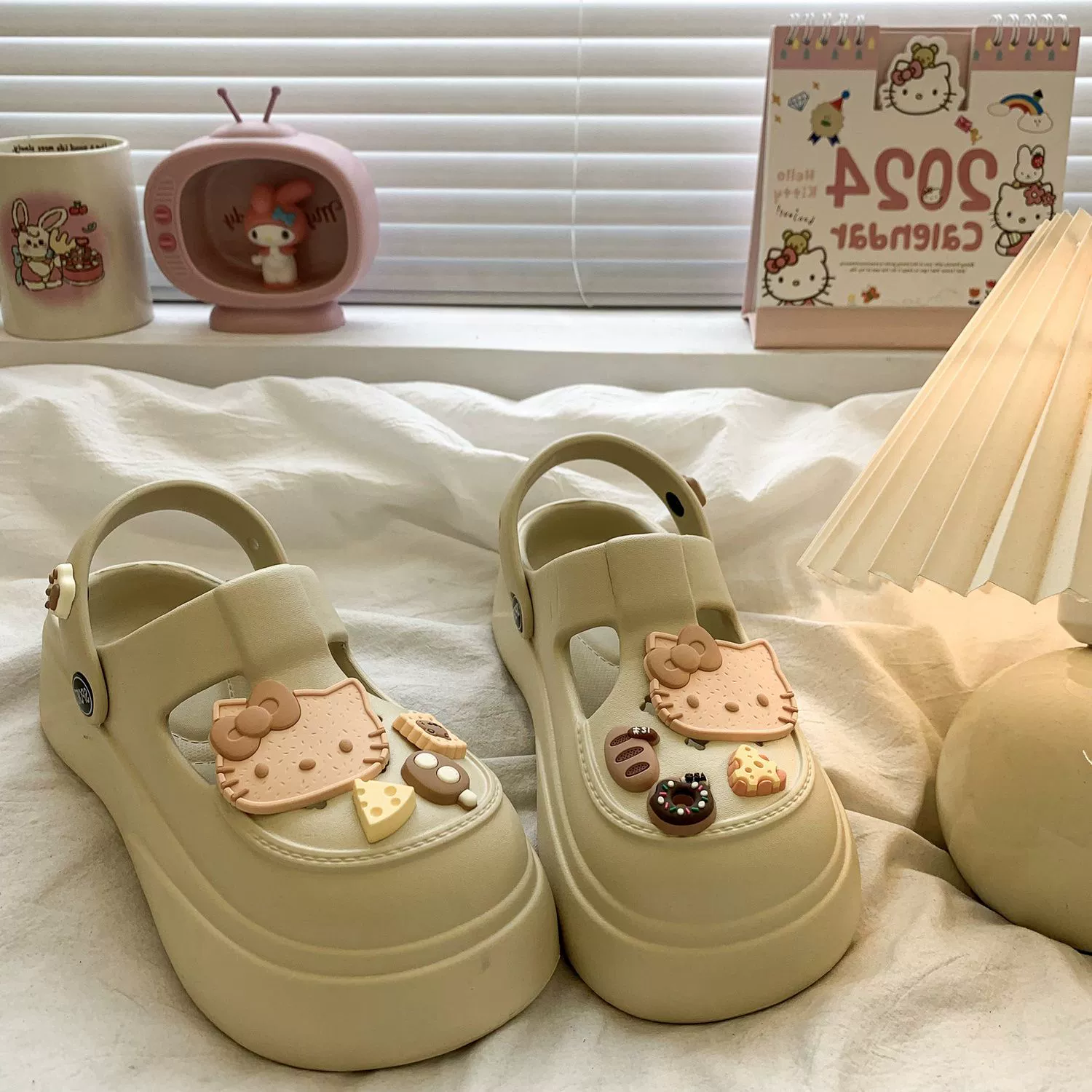 Hello Kitty EVA милые пещерные туфли для женщин, носящие снаружи 2024 новый летний сетчатый красный фекалии