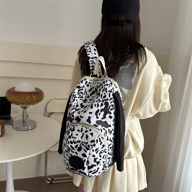 La moda no soporta peso, nuestra mochila combina fácilmente con tu estilo