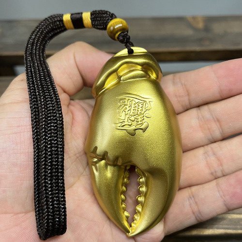 Pure copper has money in the hand, there are pliers in the hand, handles, pendants, ornaments to attract wealth and treasure, brass crab claws, gifts