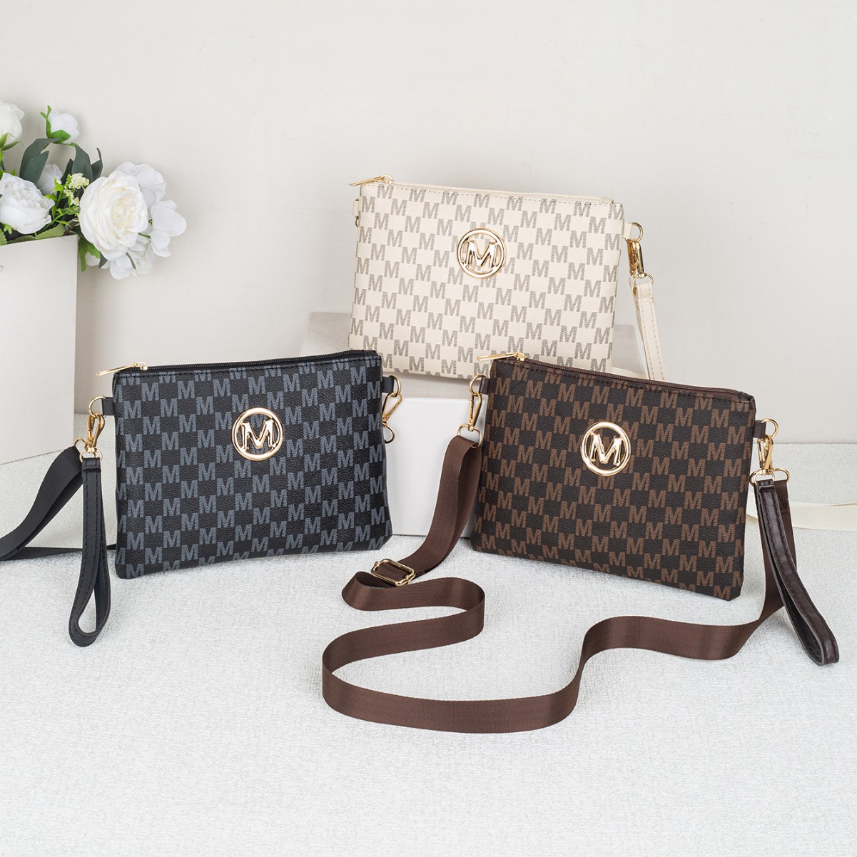 Vintage dames crossbodytas uit de lente van 2026 met geweven patroon en gouden M-logo, gepersonaliseerd portemonneetje._voghion.com