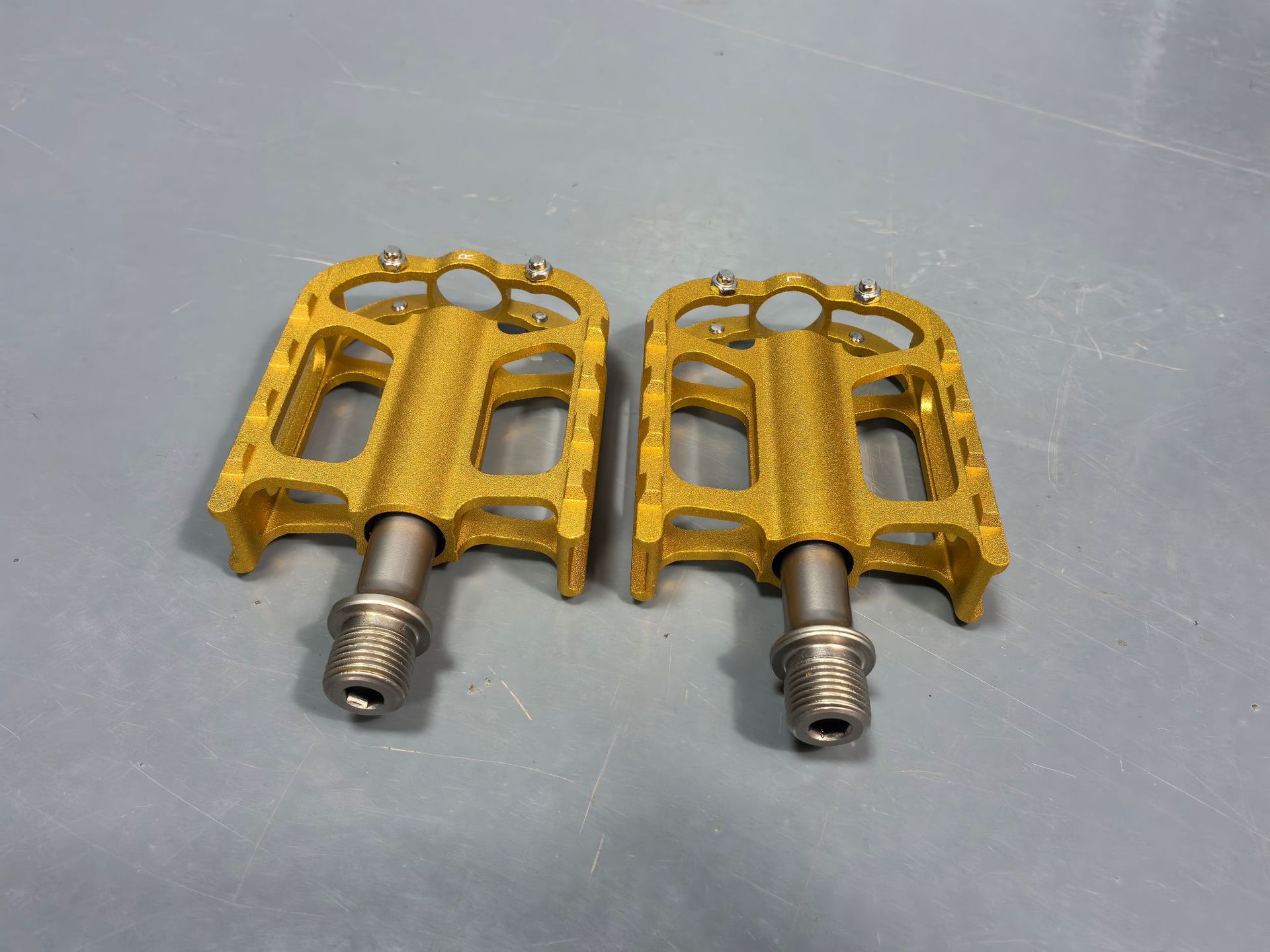 Supply of Lightweight Bearing Aluminum Alloy Pedals for Road Bikes, Folding Bikes, and Double Bearing Pedals