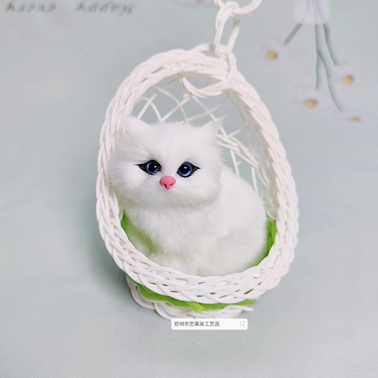 녹색 교수형 바구니 고양이는 울 수 있습니다