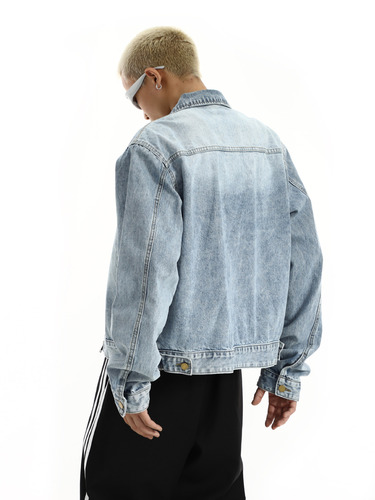 Elegant gradient water-wash padded shoulder zipper American retro denim jacket for men, new item with unique design sense.