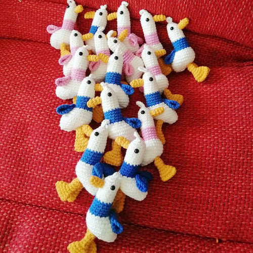 New autumn and winter crocheted knitted wool internet celebrity duck cute pendant couple cheer duck keychain rush duck car hanging