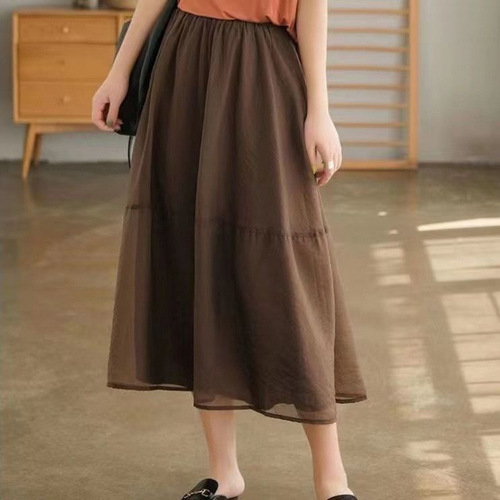 Elegant mid-length chiffon skirt with high waist, featuring a dreamy 
