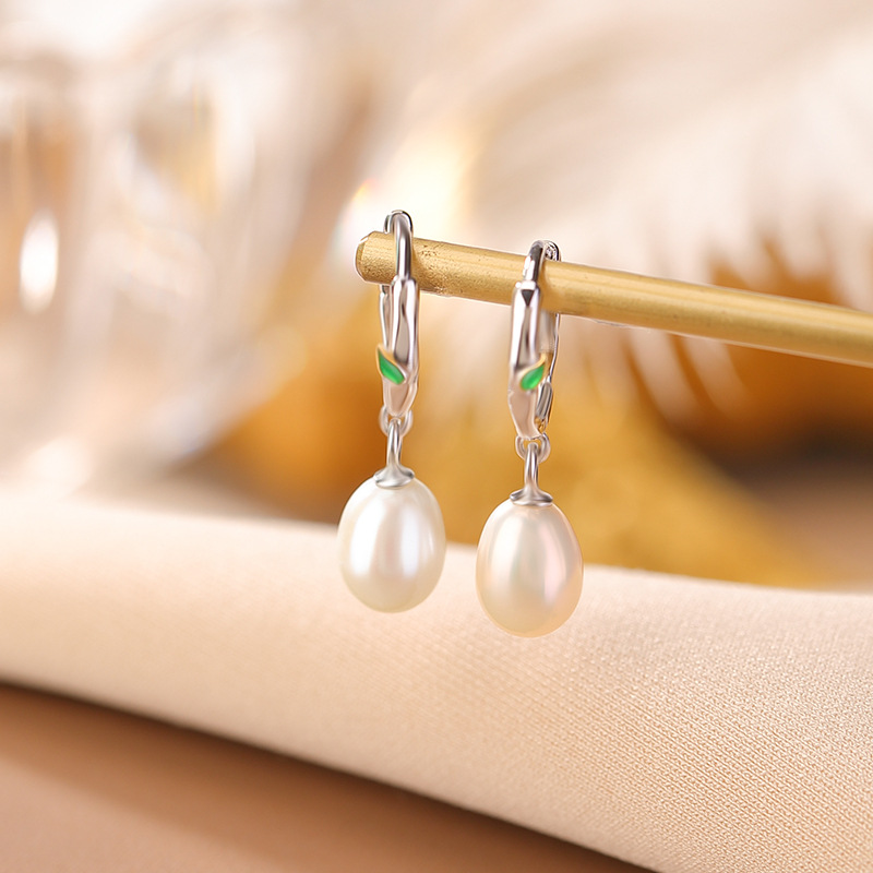 Bông tai bạc S925 đính ngọc trai và men tre hạt tròn phong cách đơn giản thời trang — Một cặp
