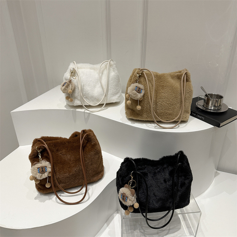 Bolsos de lana de nicho de alto nivel para mujeres 2024 nuevo otoño y invierno bolsas de peluche de hombro bolsas de gran capacidad