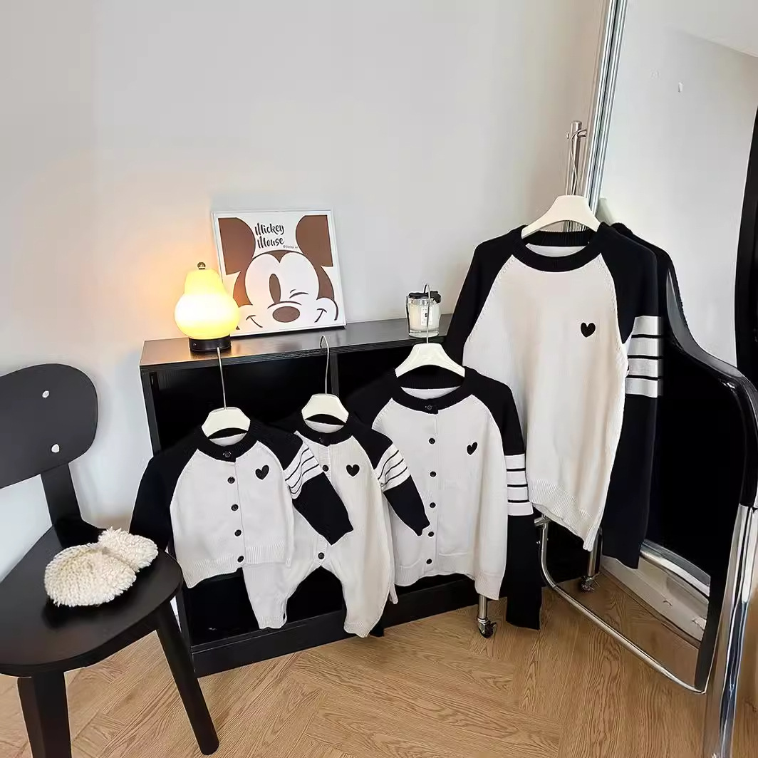 Ropa para padres e hijos versión coreana 2025 nueva ropa de otoño para una familia de tres o cuatro trajes de escalada decoración del hogar amor manga raglán suéter marea