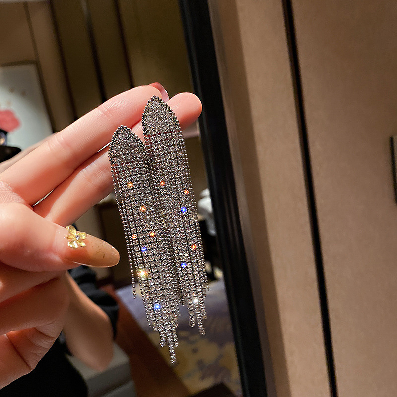 Pendientes de borla de hojas de diamantes súper parpadeantes de plata Pendientes de temperamento de moda Pendientes de diseño de nicho femenino Lujo ligero y de alta gama