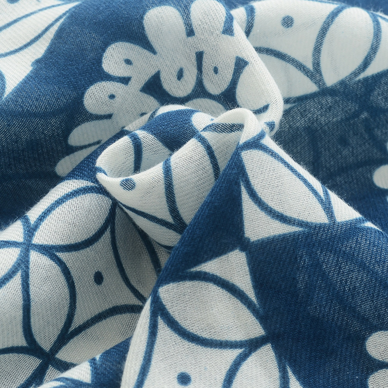 Bufanda de seda cuadrada geométrica de estilo étnico retro porcelana azul y blanca impresa algodón y lino sensación de doble uso chal trenza borla bufanda