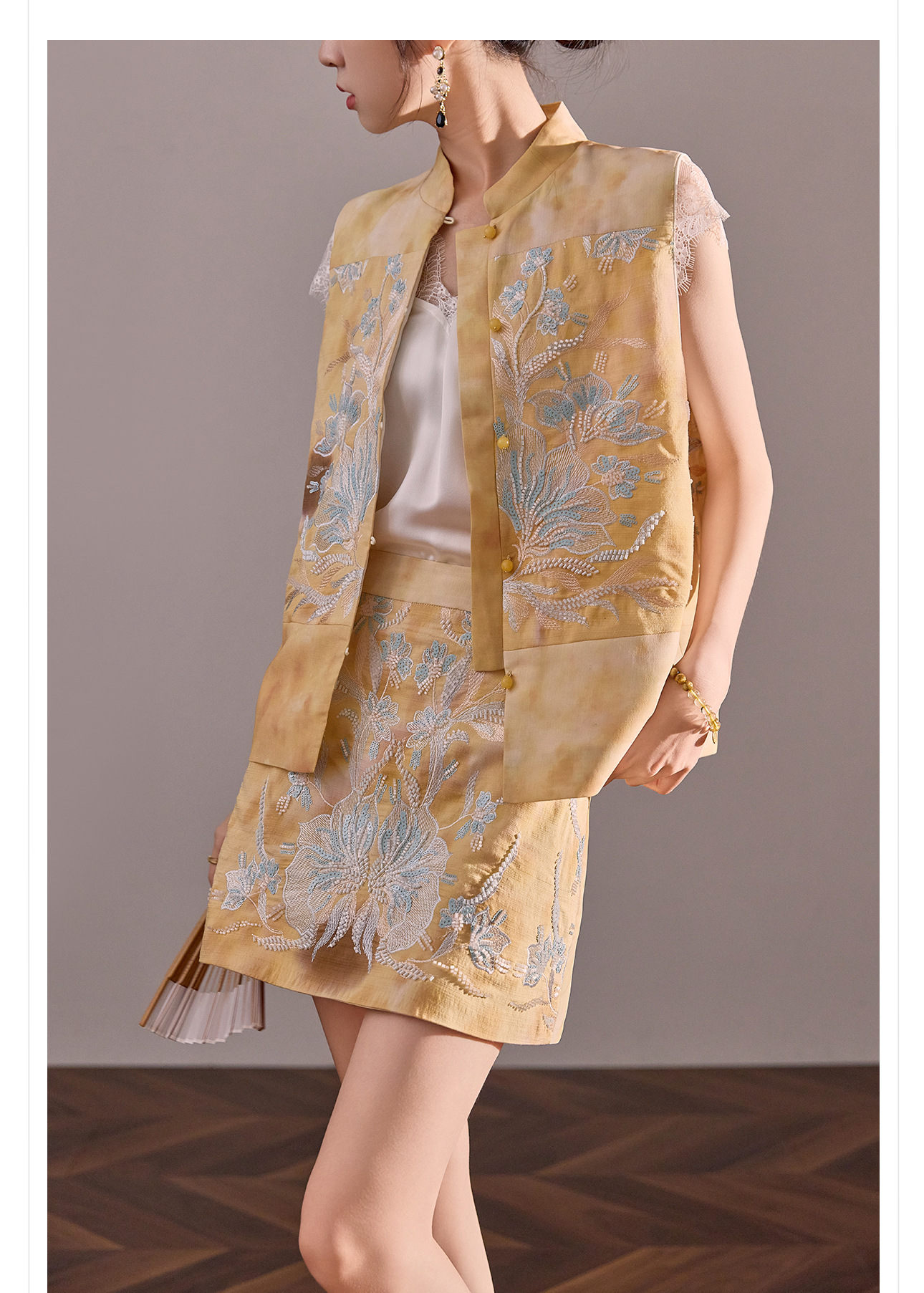 Bộ vest chân váy cổ đứng thêu họa tiết nặng cao cấp mùa hè ZX N6005 — áo vest màu vàng, váy màu vàng, váy xanh chi tiết 25