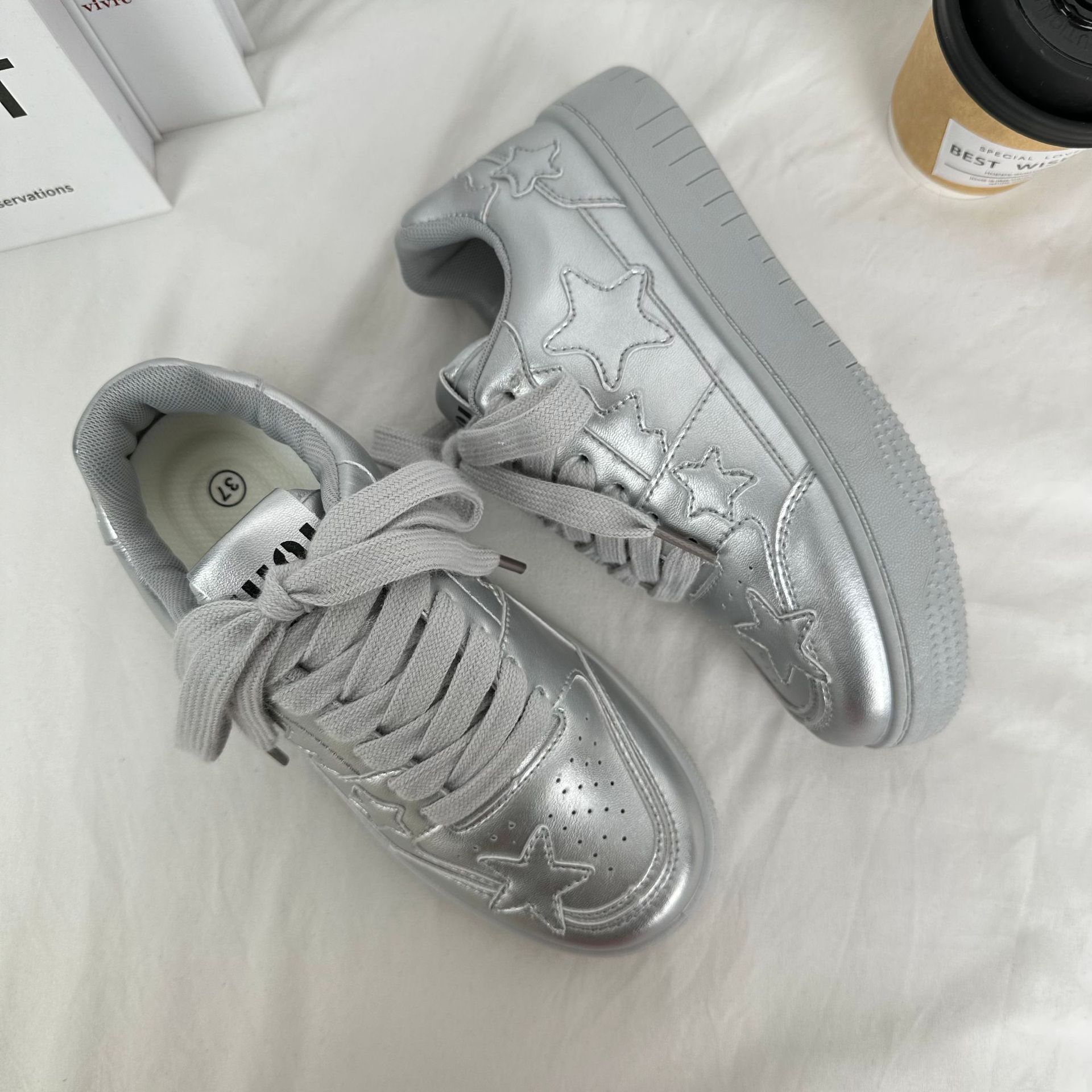 2024 primavera y verano coreano versátil zapatos de lona de suela gruesa nicho de tendencia zapatos de skate para estudiantes de Harajuku zapatos blancos pequeños