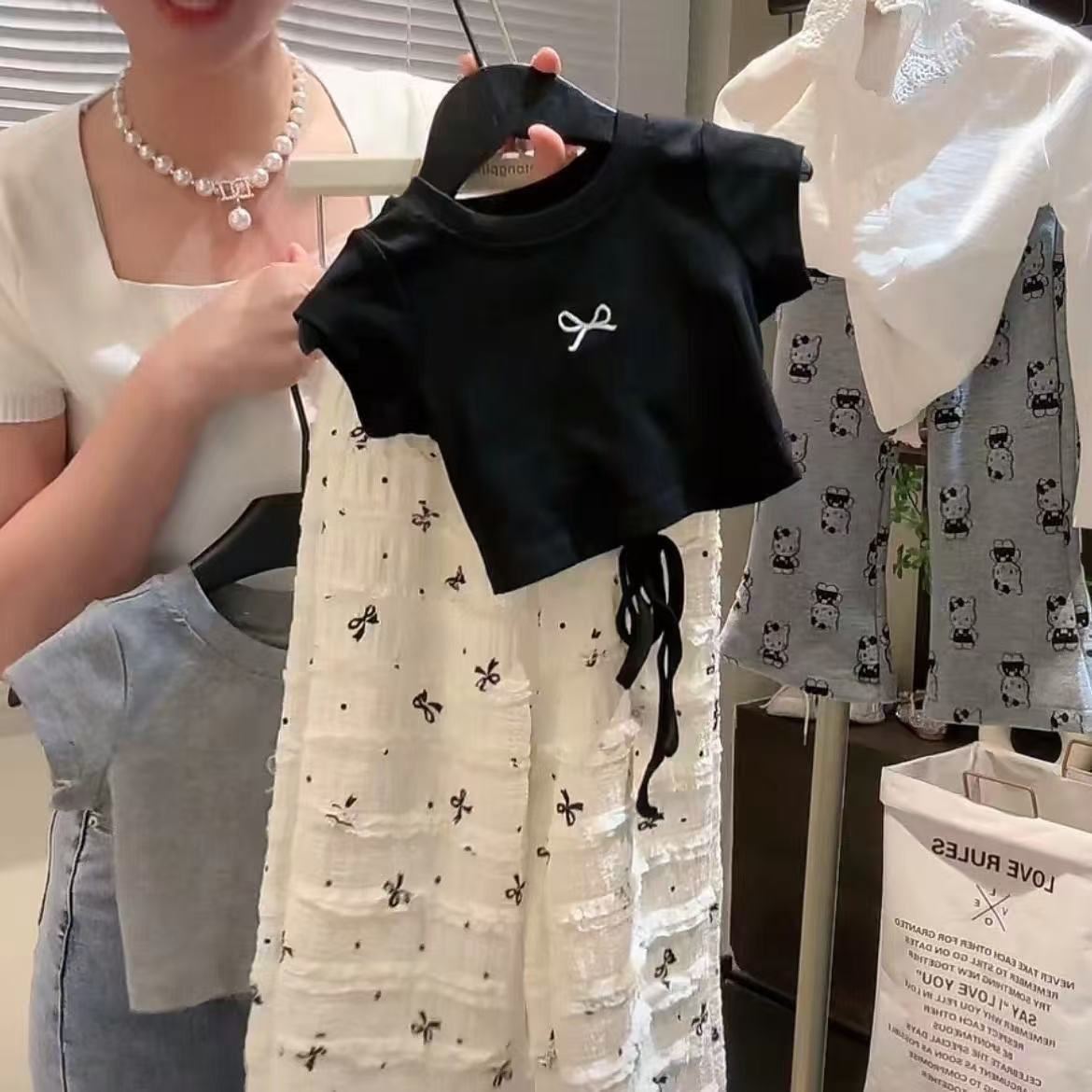 女の子の半袖セット2025夏の服の新型の洋風の韓系の蝶結びの背中の上着の広い足のズボンの赤ちゃんの夏服