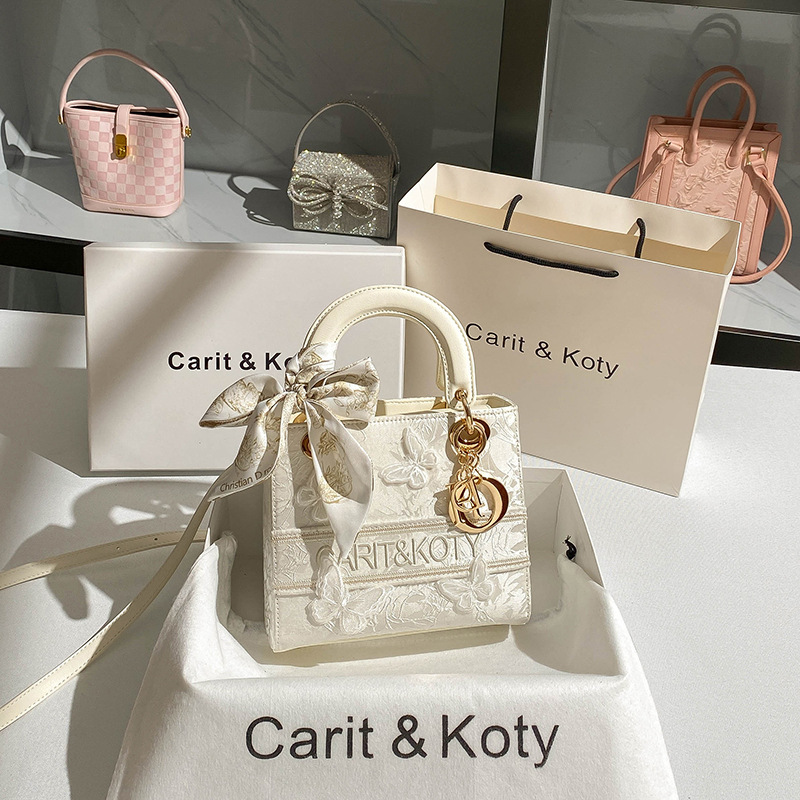 Dropshipping New Chinese Style Heavy Industry Embroidered Princess Diana Bag 2024 New Autumn and Winter Commuter Handbag Wholesale