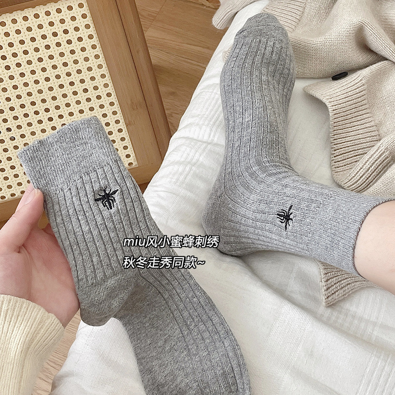 miu style bee embroidered mid-calf socks women's autumn and winter show same fashion simple high-grade vertical striped socks