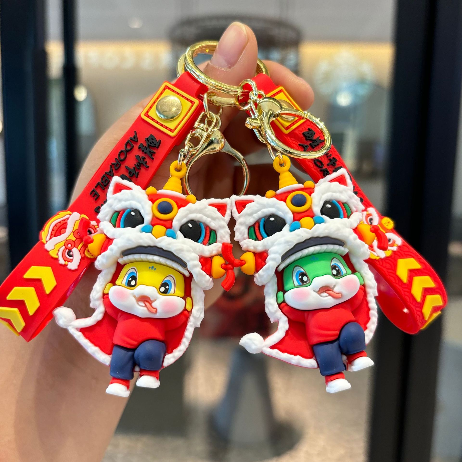 2025 Año de la Serpiente Daji llaveras de la marea nacional despertar león muñeca colgante bolsos de automóviles llaveras agarrar la máquina de bebé pequeño regalo