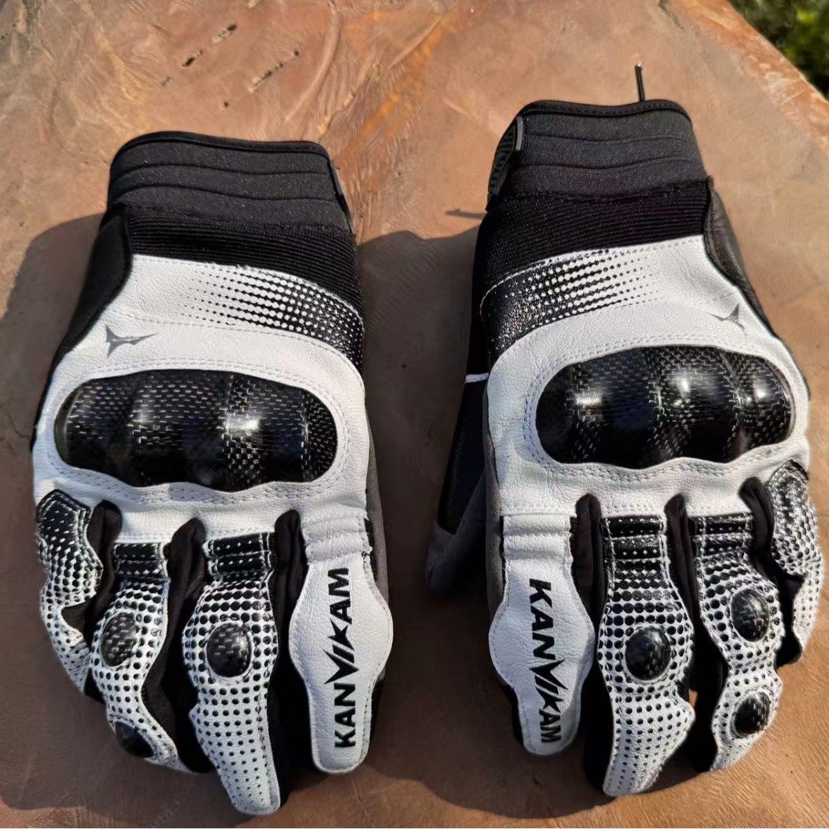 Kaiweikang T3 guantes de motocicleta, conducción de fibra de carbono, anti-caída, transpirable, pantalla táctil, guantes de motocicleta para hombres y mujeres, pase de cuatro estaciones