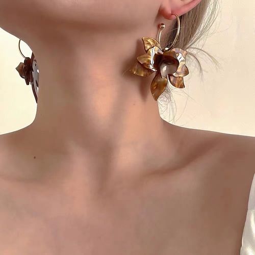 Niche designer-style jasmine white and coffee French retro floral earrings, niche exaggerated petal temperament ear accessories