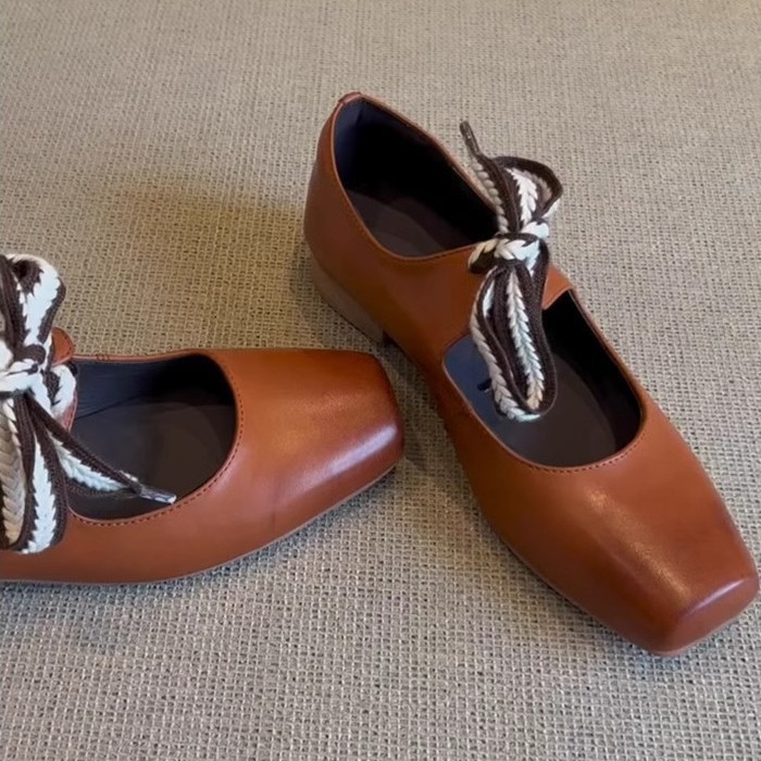 Retro ballet shoes with shoelaces with a strap