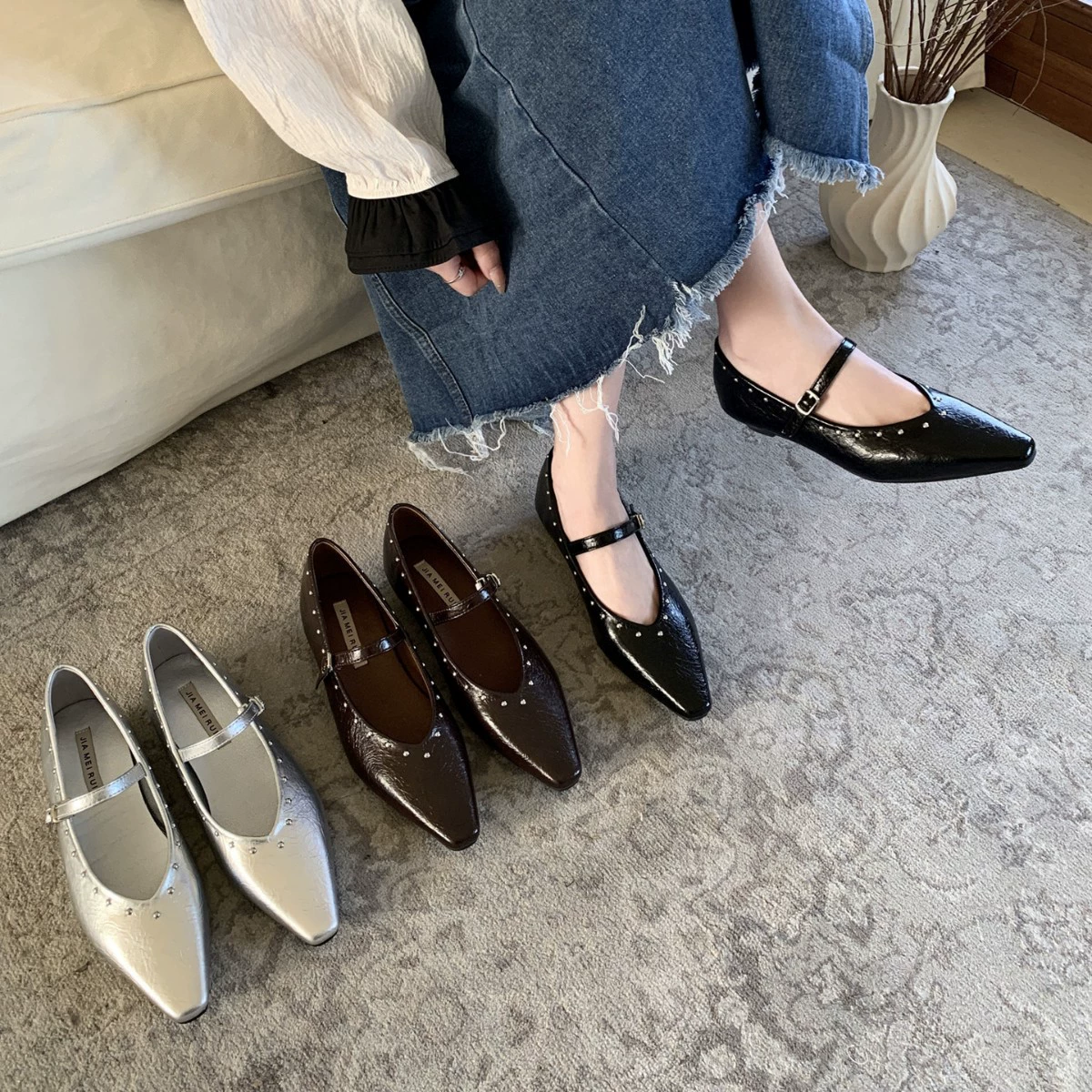 Женские туфли Мэри Джейн 2025 года, французский ретро стиль, с вырезом, заострённым носком, неглубоким вырезом, на низком каблуке, весенняя новинка, нишевый дизайн.