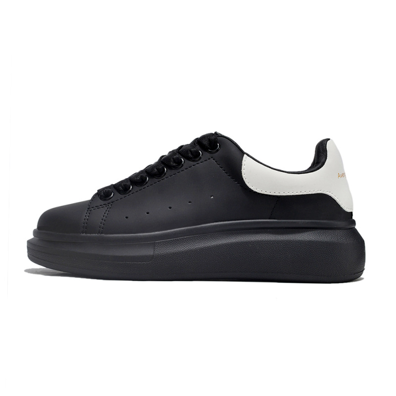 흰꼬리 검은 몸 검은 바닥