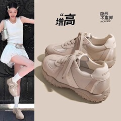 小さい子の中で高くなって復古の徳訓の靴の超火のカジュアルシューズの2025年の春の夏の新型の百合の低い女性の靴
