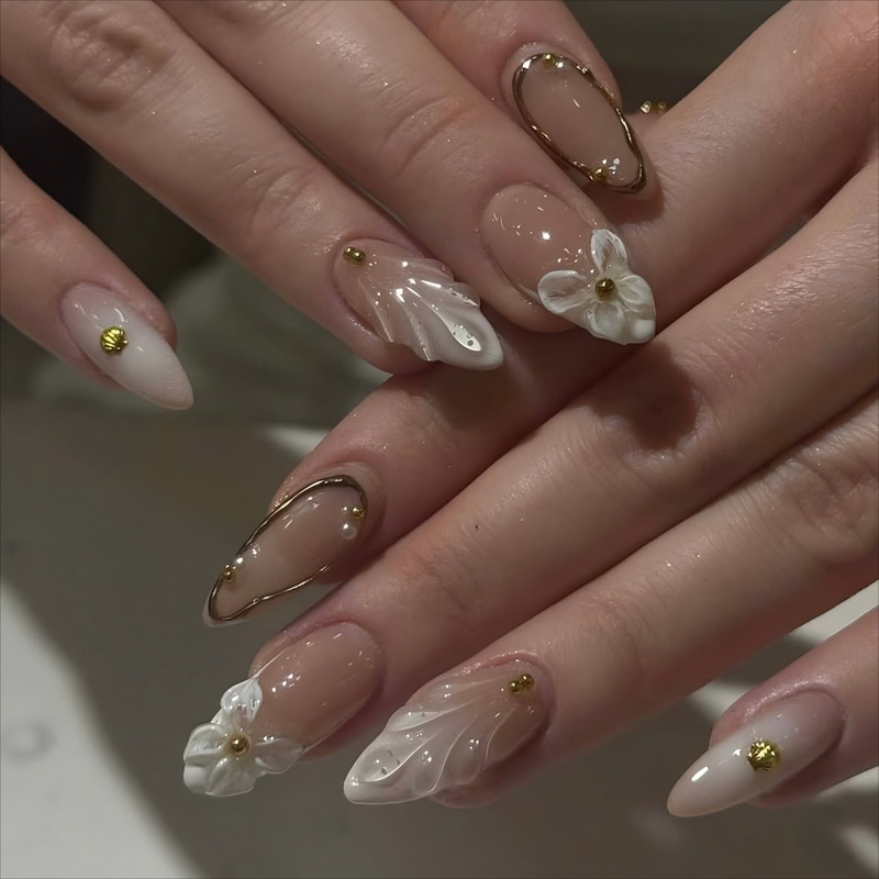 Foreign trade wearing armour white French three-dimensional gold flower wearing armour fake nail patch nail nail nail slice wholesale