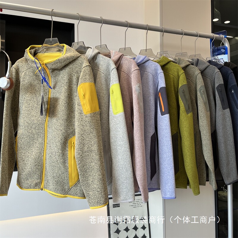 Large Factory Orders Are Rolling In, Wholesale of Outdoor Mountain-Style Fleece Hooded Warm Jackets for Men and Women Couples Large Factory Orders Are Rolling In, Wholesale of Outdoor Mountain-Style Fleece Hooded Warm Jackets for Men and Women Couples