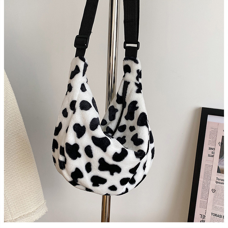 Women's All Seasons Plush Cows Streetwear Dumpling Shape Zipper Shoulder Bag display picture 1