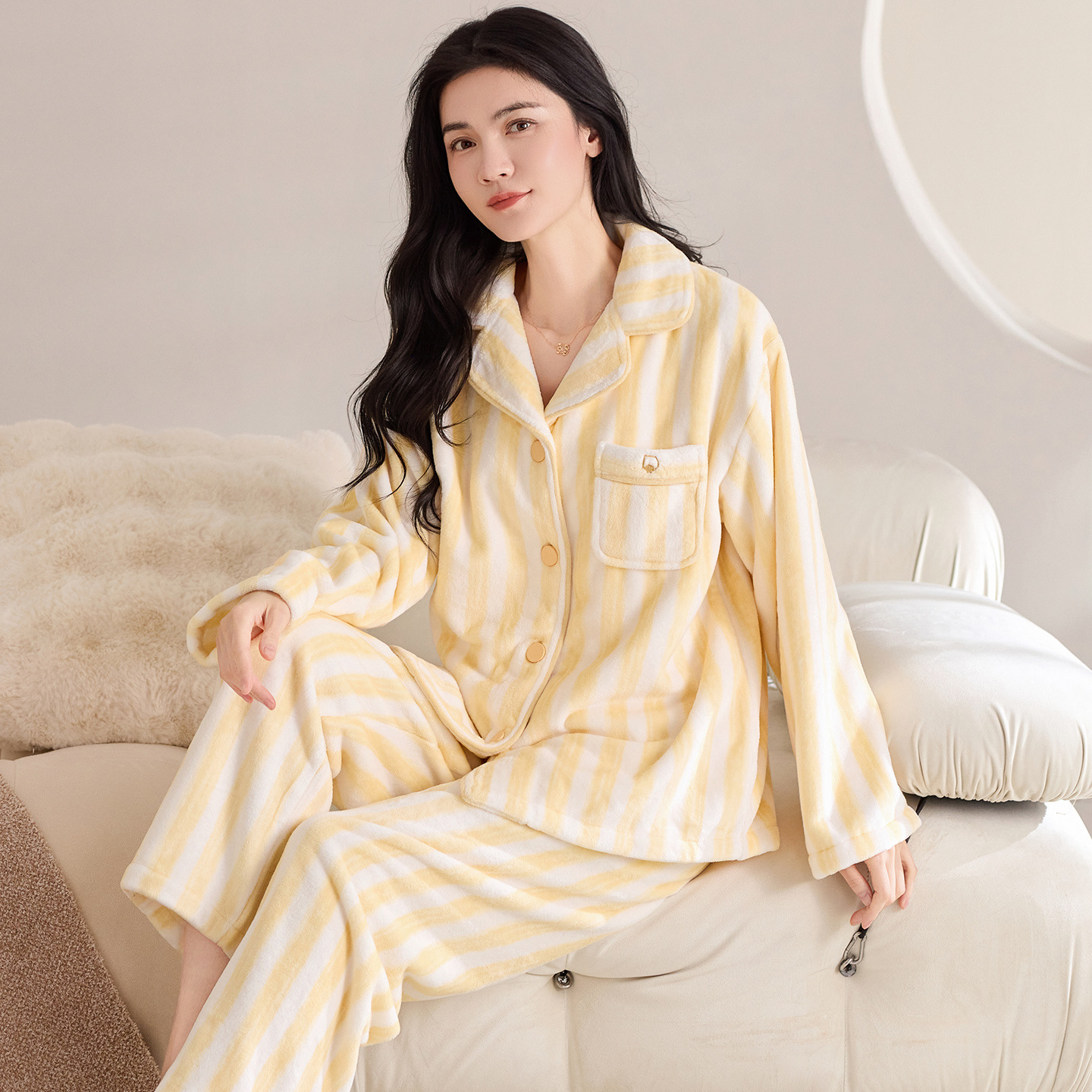 Pijama de pareja de coral de veludo de coral de cautiverio y invierno de veludo de franela gruesa se puede usar con un conjunto de cardigan.