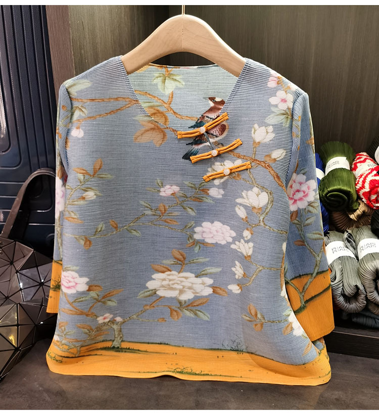 Áo thun dài tay nữ phối nút bấm in họa tiết hoa văn xếp ly, form rộng thoải mái — Tím hoa, Màu xanh lam chi tiết 9
