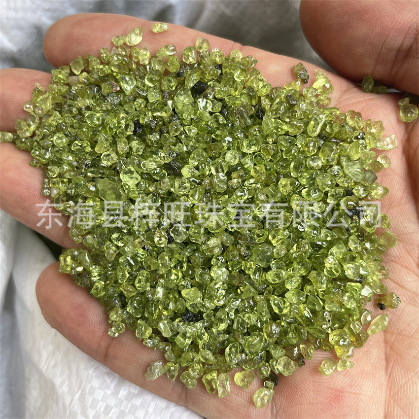 厂家批发天然橄榄石碎 净化石小颗粒水晶碎石消磁能量石装饰石
