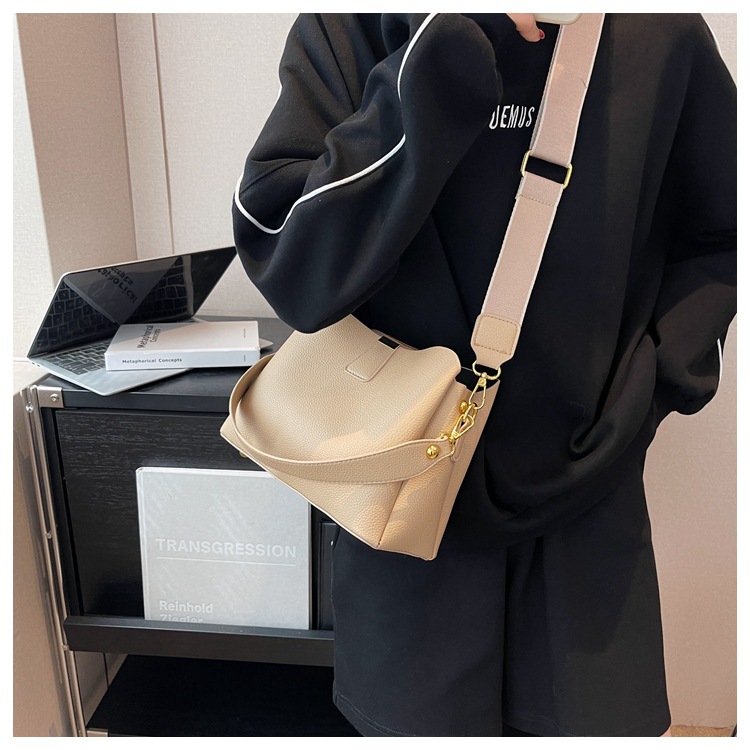 La borsa a secchiello più popolare dell'anno, la nuova borsa a mano alla moda del 2025, con una trama semplice ed elegante, una tracolla monospalla versatile._voghion.com