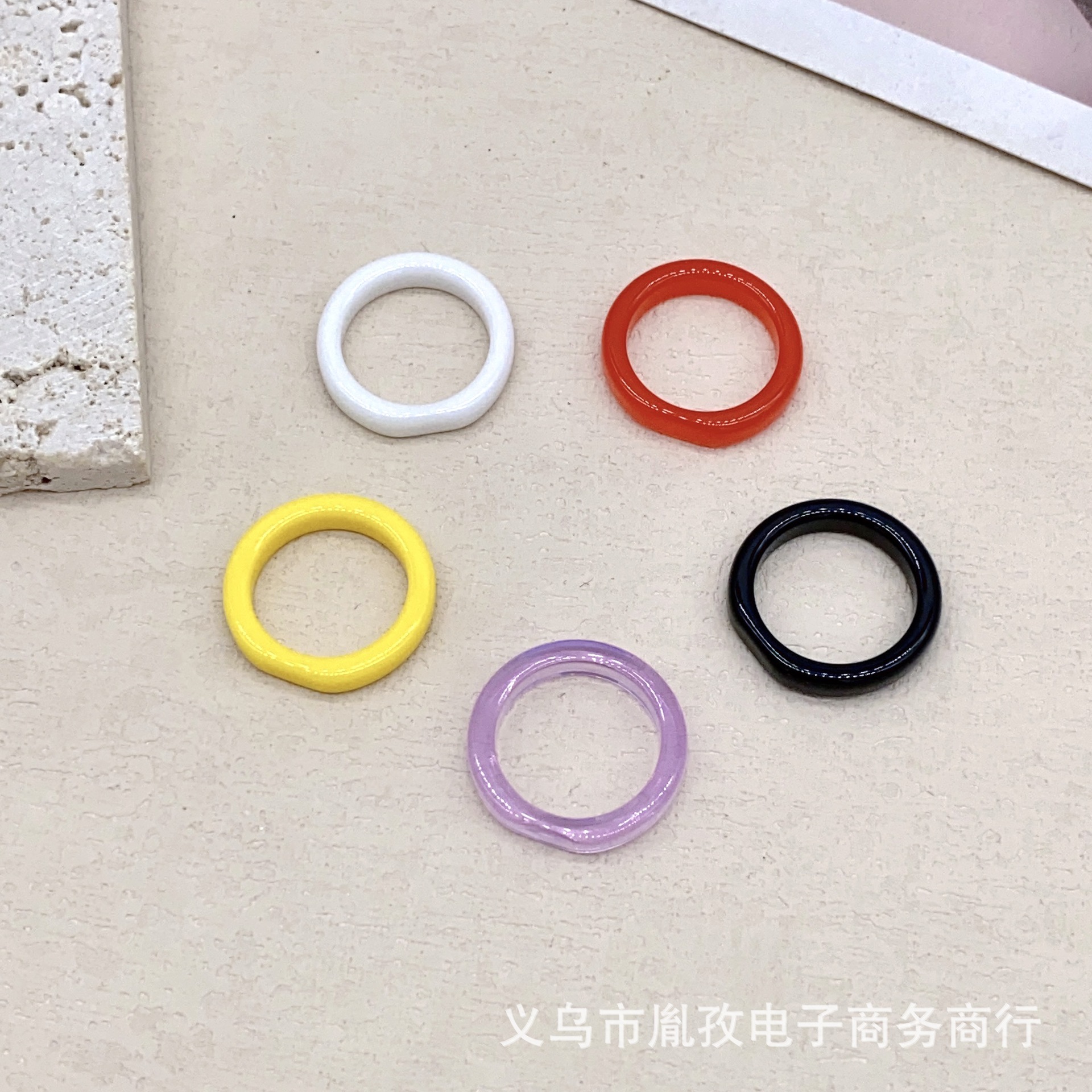 El soporte inferior del anillo de resina simple se puede pegar productos en anillo de color anillo lindo fábrica pulsera transfronteriza