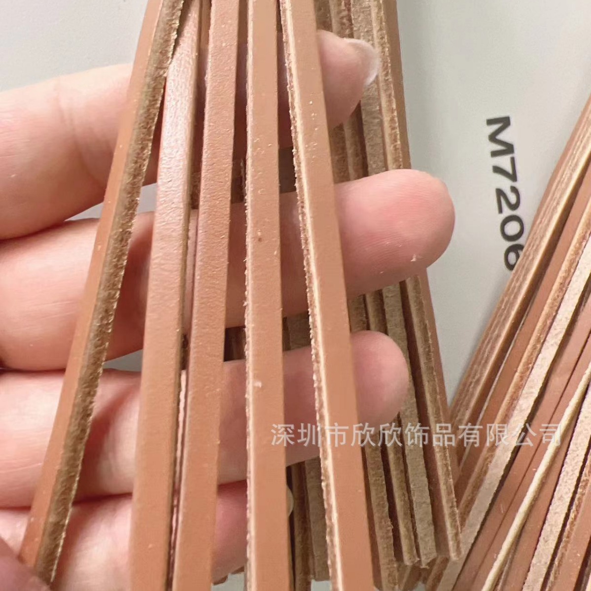 厂家供应各种工艺牛皮绳饰品礼绳方条磨砂牛皮绳多色皮革绳子