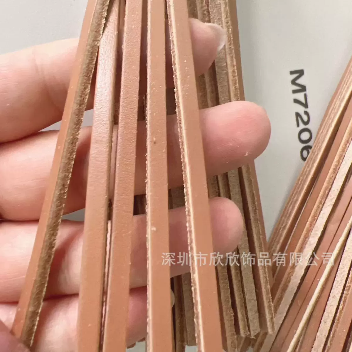 厂家供应各种工艺牛皮绳饰品礼绳方条磨砂牛皮绳多色皮革绳子