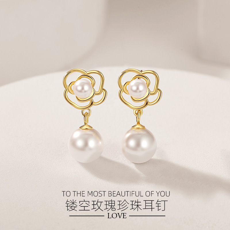 Estilo francés luz de lujo estilo stud pendientes de plata de ley 925 camelia de alto grado sintético perla stud pendientes de temperamento femenino nicho de diseño