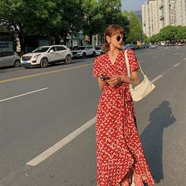 2026大码女装 胖mm红色碎花裹身裙 夏季修身显瘦度假风连衣裙