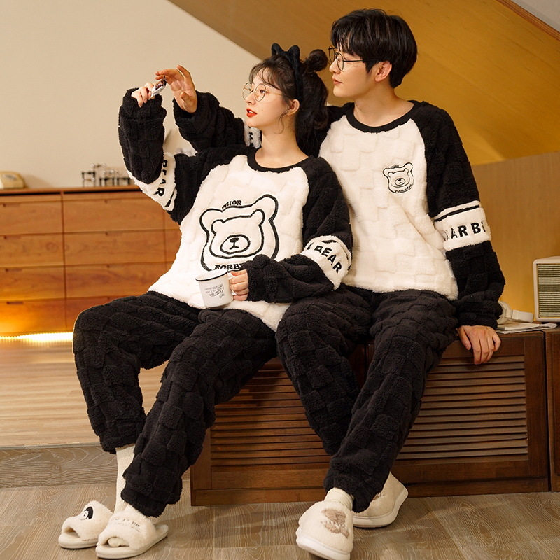 Pareja de pijamas de invierno de lana de coral engrosada de franela forrada de lana de los hombres y las mujeres de color a juego de dibujos animados ropa de casa Otoño e Invierno