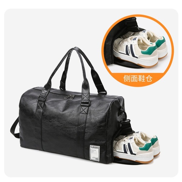Capacious sports bag wet and dry separation